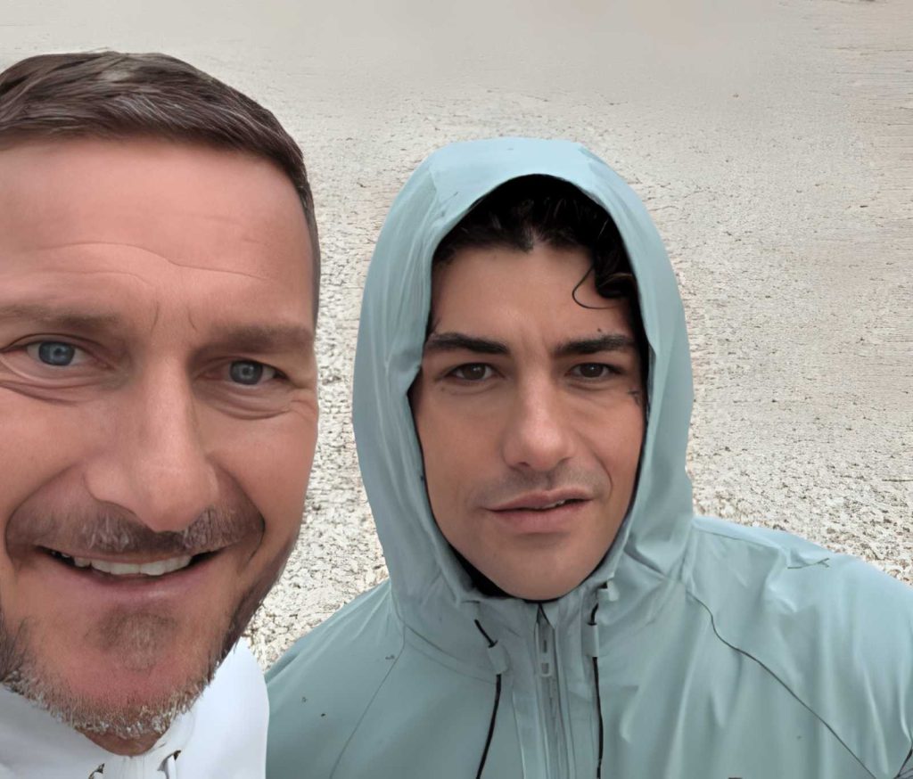 Totti e Tony Effe corrono al Circo Massimo: amore per Roma unisce calcio e rap