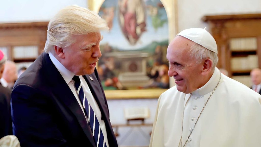 Trump si candida scherzosamente al papato: l’inedita proposta del presidente americano