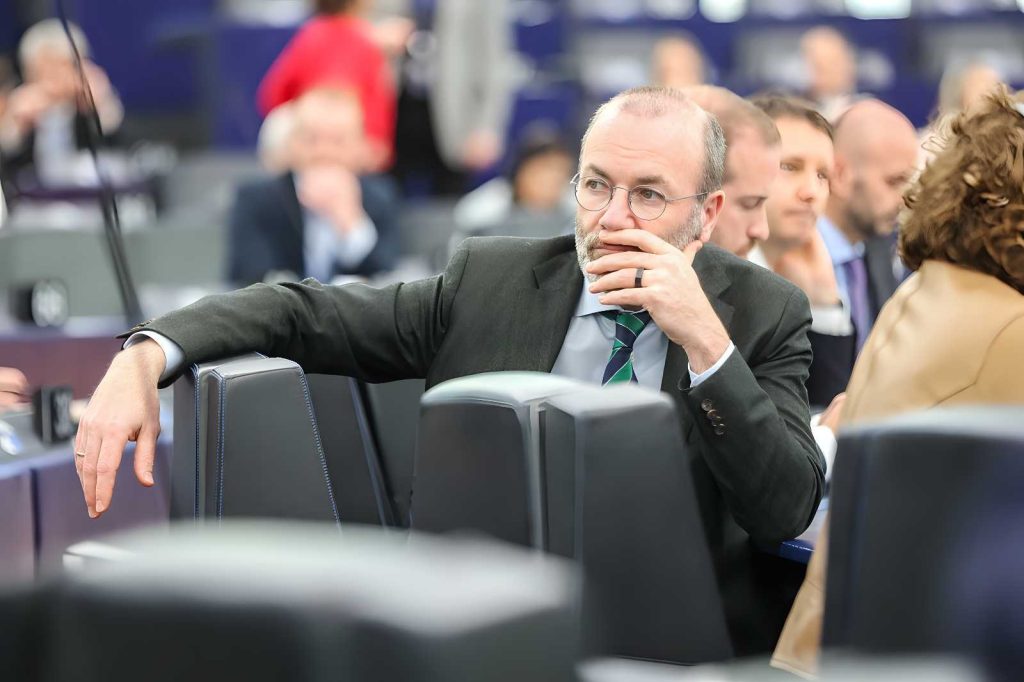 Weber rieletto alla guida del PPE: tensioni interne su strategia politica e alleanze