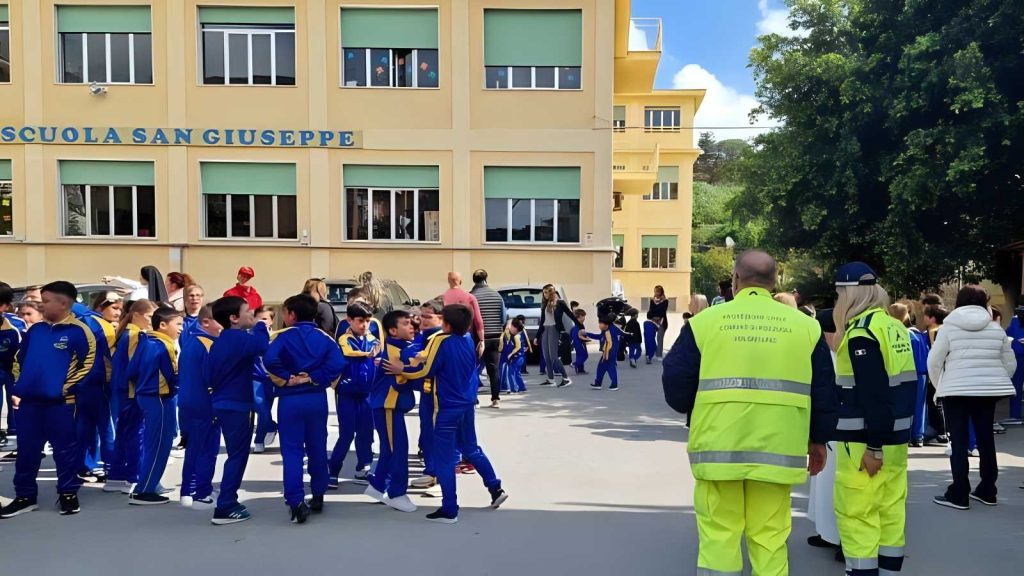 Terremoto Campi Flegrei: scuole e uffici evacuati, panico in strada e treni fermi