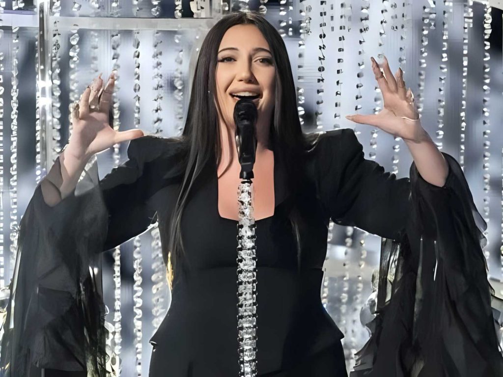 Israele all’Eurovision: Yuval Raphael, sopravvissuta all’attacco di Hamas, conquista la finale senza proteste