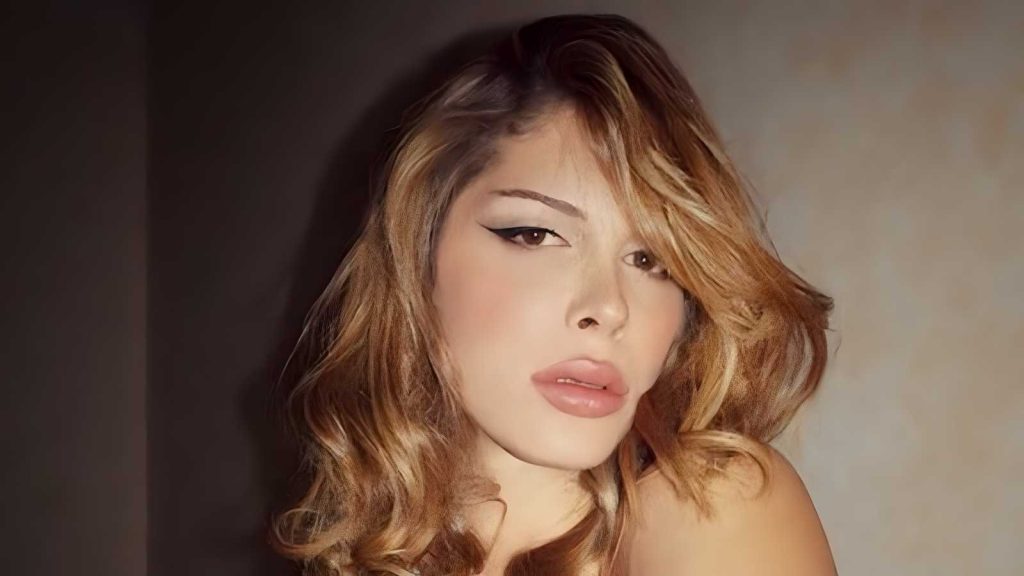 Carly Tommasini all’Isola dei Famosi: Dal make-up ai diritti LGBTQ+, una sfida contro tutto e tutti