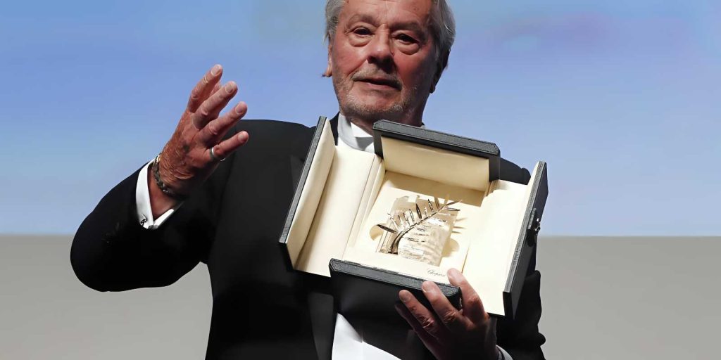Nuovo testamento di Alain Delon: Anouchka unica erede dei diritti morali, scoppia la faida tra fratelli