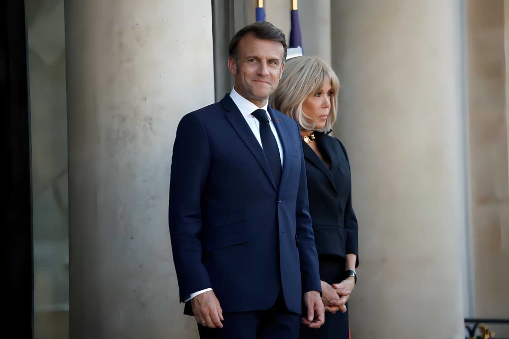 Macron ironizza su lite con Brigitte: Un semplice scherzo, sovradimensionato dai media