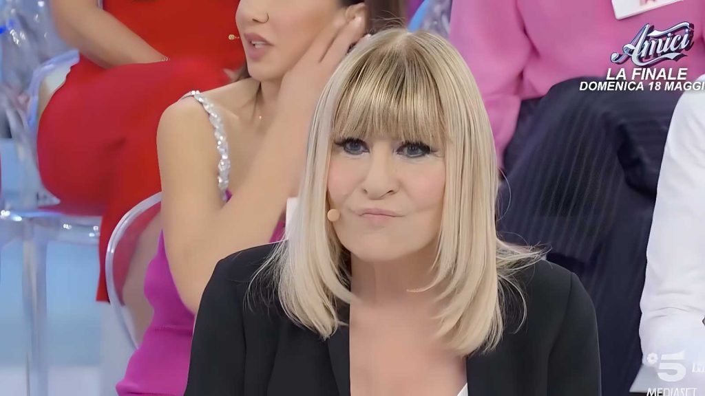 Uomini e Donne: Gemma e Marina si confrontano con Arcangelo tra baci e accuse
