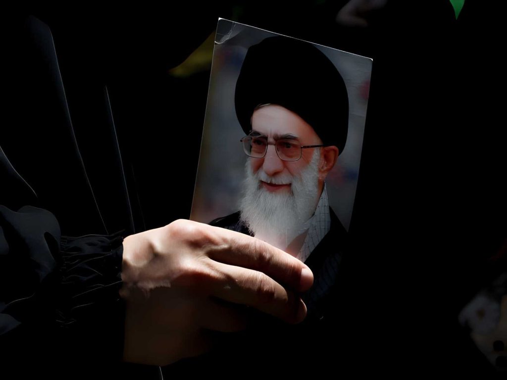 Tensione Iran-Israele: Khamenei si nasconde mentre Trump propone incontro a Istanbul