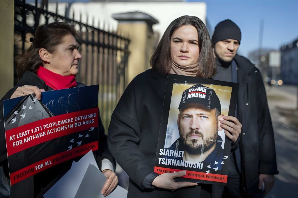 Bielorussia: Tsikhanouski e altri oppositori liberati grazie a mediazione USA di Trump