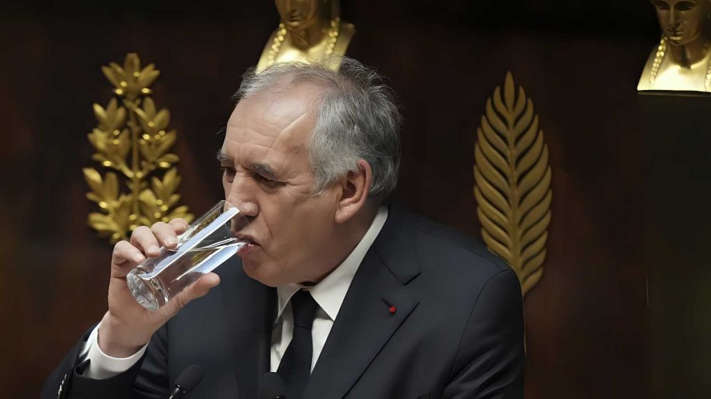 Bayrou supera mozione di sfiducia: rischio per la sua leadership cresce con la divisione politica
