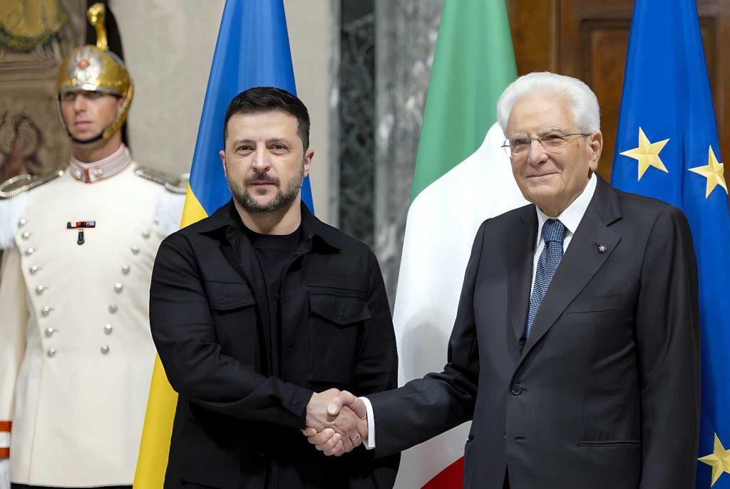 Trump invia armi all’Ucraina con autorità presidenziale: deciso supporto militare da 300 milioni di dollari
