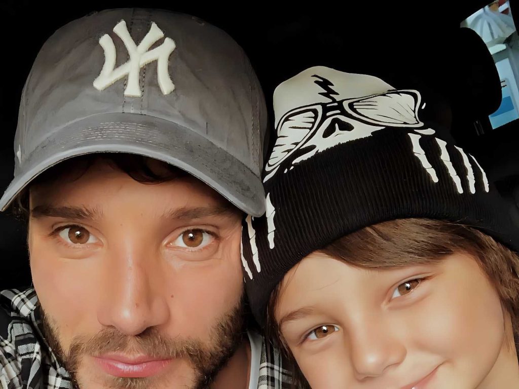 Santiago, figlio di Belén Rodriguez e Stefano De Martino: nuovo look per il piccolo rockstar e somiglianze con papà