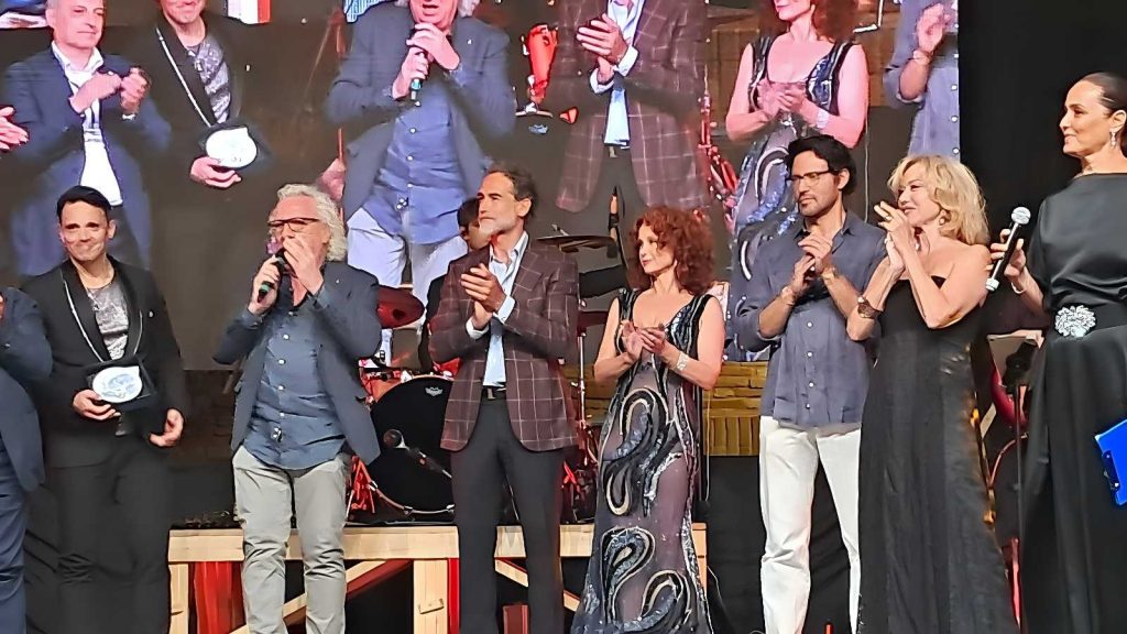 Raoul Bova assente alla Notte dell’Orgoglio Marchigiano: polemiche e replica dell’agente