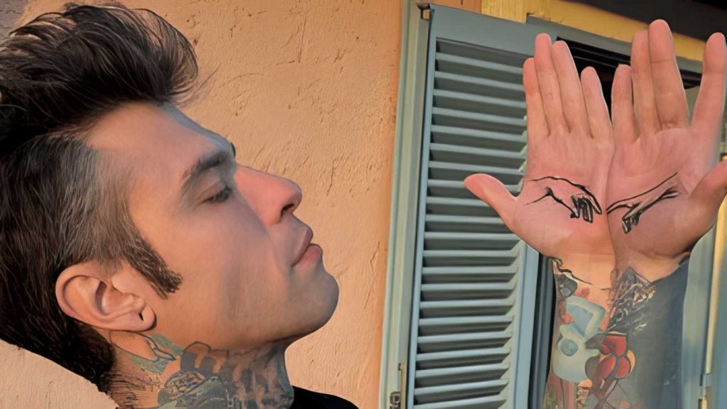 Fedez si tatua un cuore trafitto: Il dolore è necessario